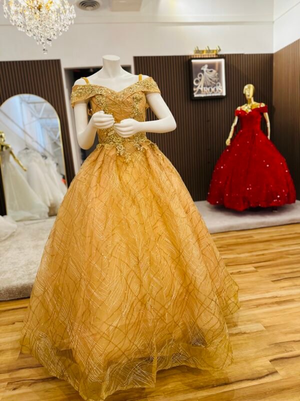 Golden ball gown and off-shoulder neckline and flowing net fabric (Medium size - Golden) - Image 2