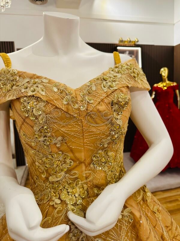 Golden ball gown and off-shoulder neckline and flowing net fabric (Medium size - Golden) - Image 4