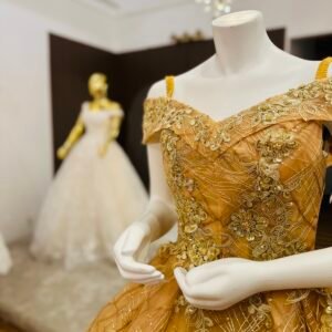 Golden ball gown and off-shoulder neckline and flowing net fabric (Medium size - Golden)