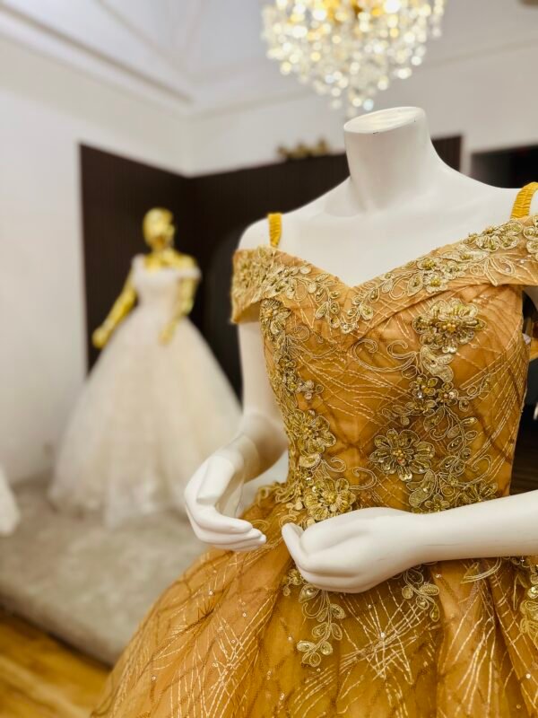 Golden ball gown and off-shoulder neckline and flowing net fabric (Medium size - Golden)