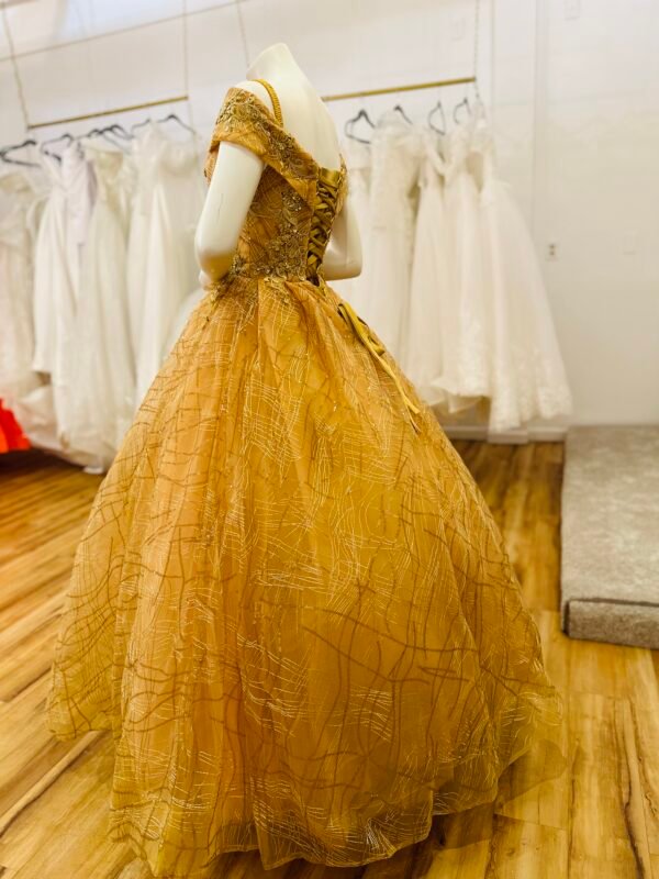 Golden ball gown and off-shoulder neckline and flowing net fabric (Medium size - Golden) - Image 3
